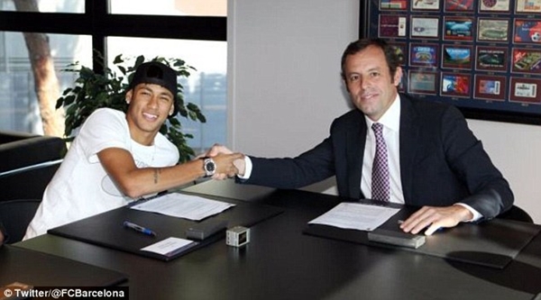 Thần đồng Neymar tươi cười ra mắt sân Nou Camp 22