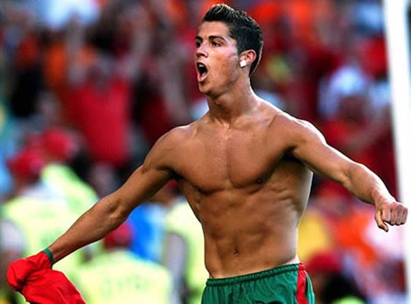 Cristiano Ronaldo: Một thập kỉ "lột xác" 7