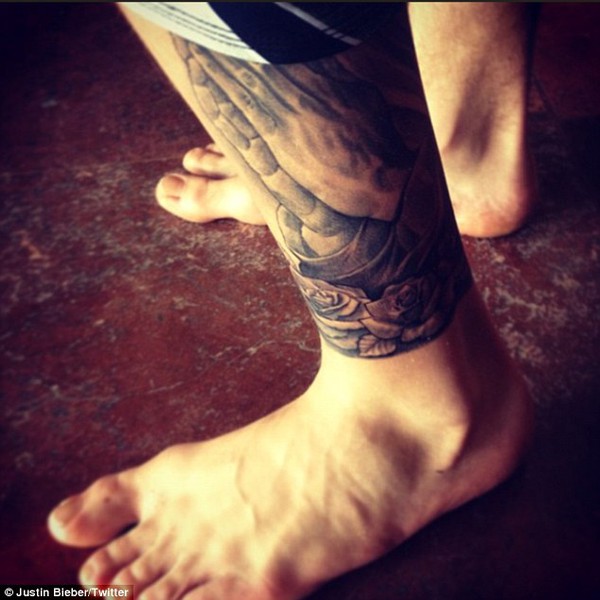 Justin Bieber lại xăm m&igrave;nh để tưởng nhớ &ocirc;ng 4
