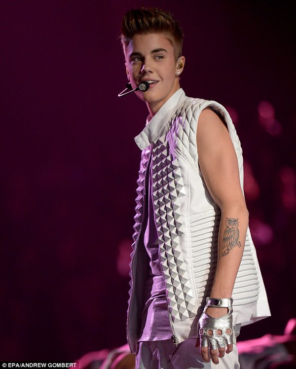 Justin Bieber lại xăm m&igrave;nh để tưởng nhớ &ocirc;ng 5