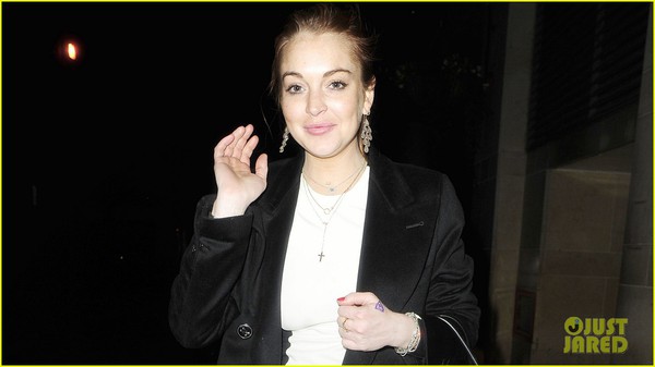 Lindsay Lohan thỏa sức tiệc tùng mặc kiện cáo 3