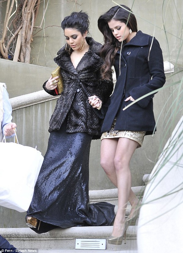 Selena, Vanessa và Ashley khoe dáng hậu Quả Cầu Vàng 1