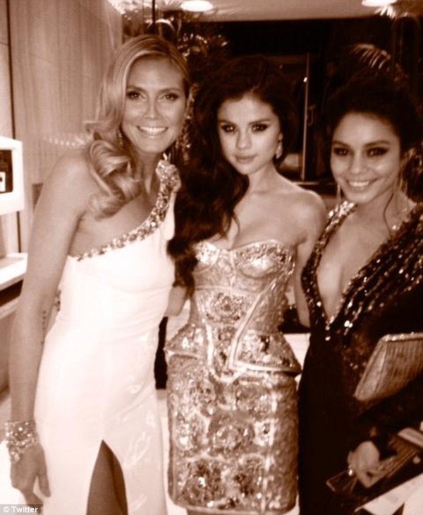 Selena, Vanessa và Ashley khoe dáng hậu Quả Cầu Vàng 5