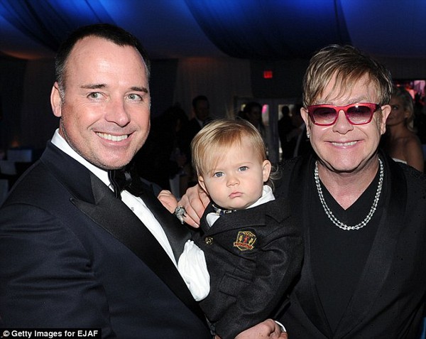 Elton John chi 660 triệu trả phí "đẻ thuê" 1