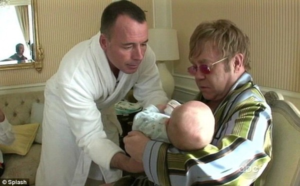 Elton John chi 660 triệu trả ph&iacute; "đẻ thu&ecirc;" 2