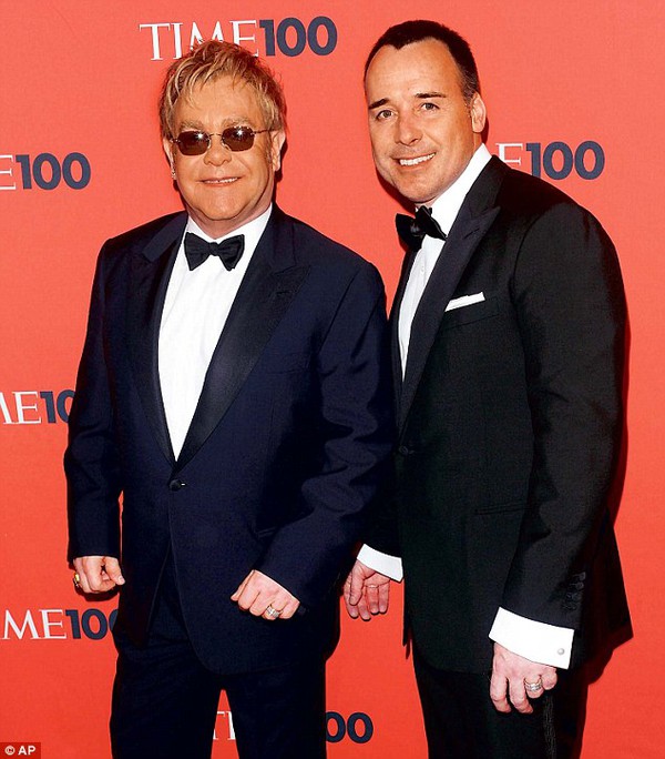 Elton John chi 660 triệu trả phí "đẻ thuê" 3