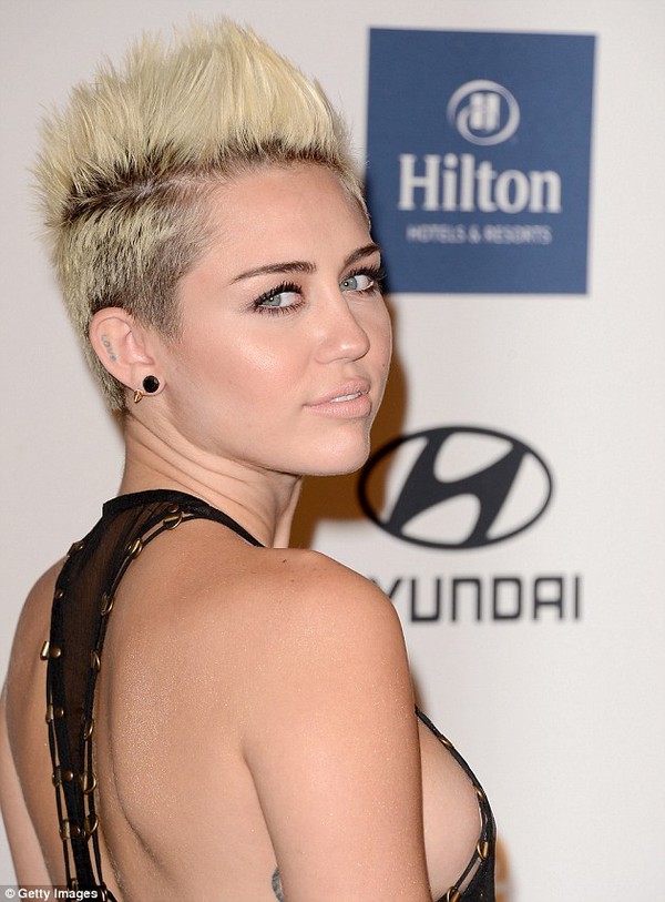 Miley Cyrus suýt lộ vòng một khi dự tiệc 3