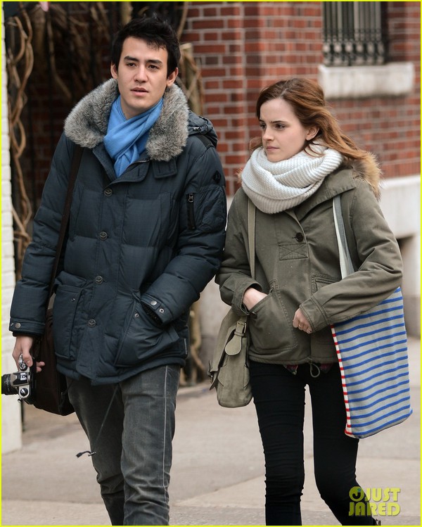 Emma Watson tay trong tay bên bạn trai 5