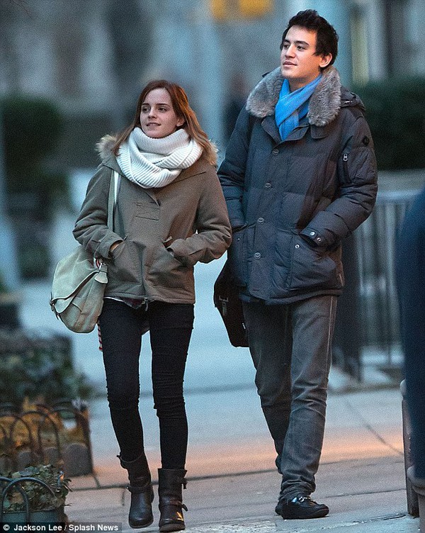 Emma Watson tay trong tay b&ecirc;n bạn trai 7