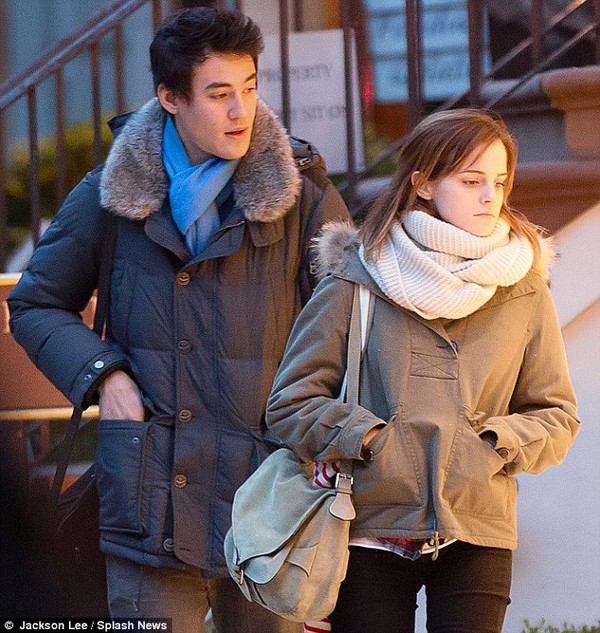 Emma Watson tay trong tay b&ecirc;n bạn trai 8