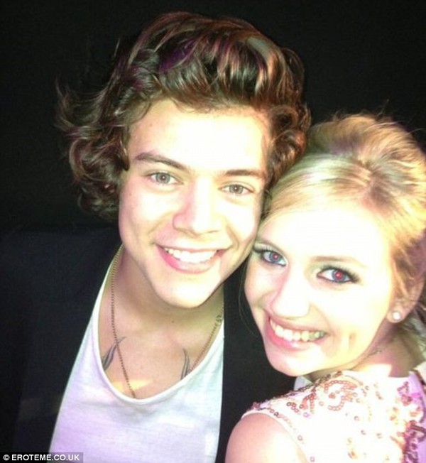 Harry Styles h&ocirc;n con g&aacute;i triệu ph&uacute; ở tiệc sinh nhật 1