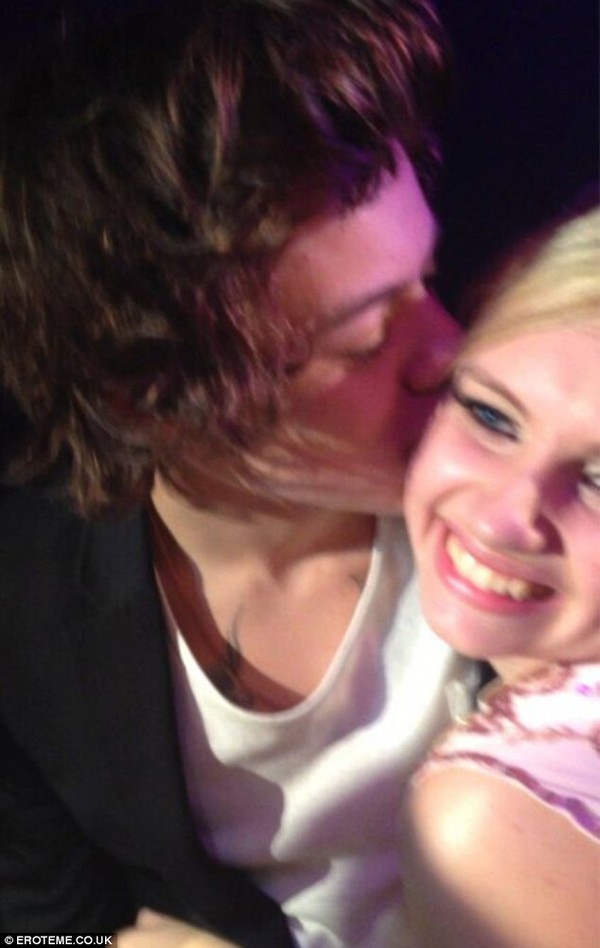 Harry Styles h&ocirc;n con g&aacute;i triệu ph&uacute; ở tiệc sinh nhật 2
