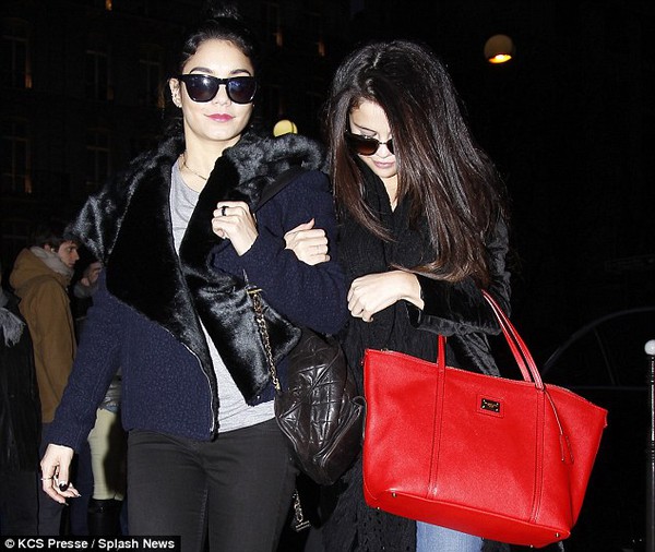 Selena, Vanessa và Ashley tay trong tay thân thiết đi shopping 3