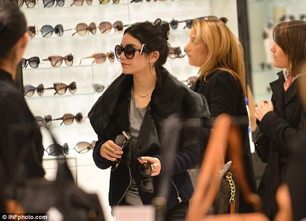 Selena, Vanessa và Ashley tay trong tay thân thiết đi shopping 5