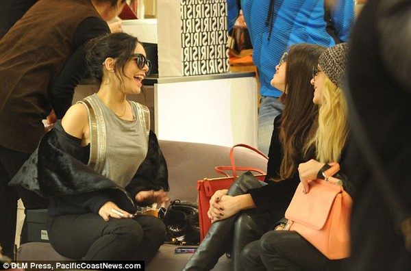 Selena, Vanessa và Ashley tay trong tay thân thiết đi shopping 6