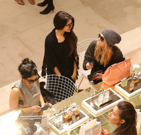 Selena, Vanessa và Ashley tay trong tay thân thiết đi shopping 8