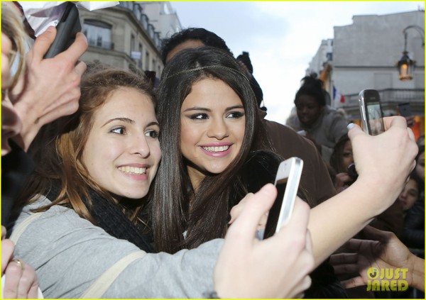 Selena và Vanessa xinh như thiên thần ra mắt fan 11