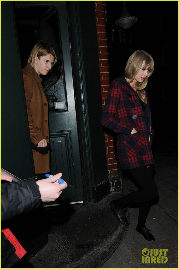 Taylor Swift đi chơi khuya cùng ca sỹ nam 1