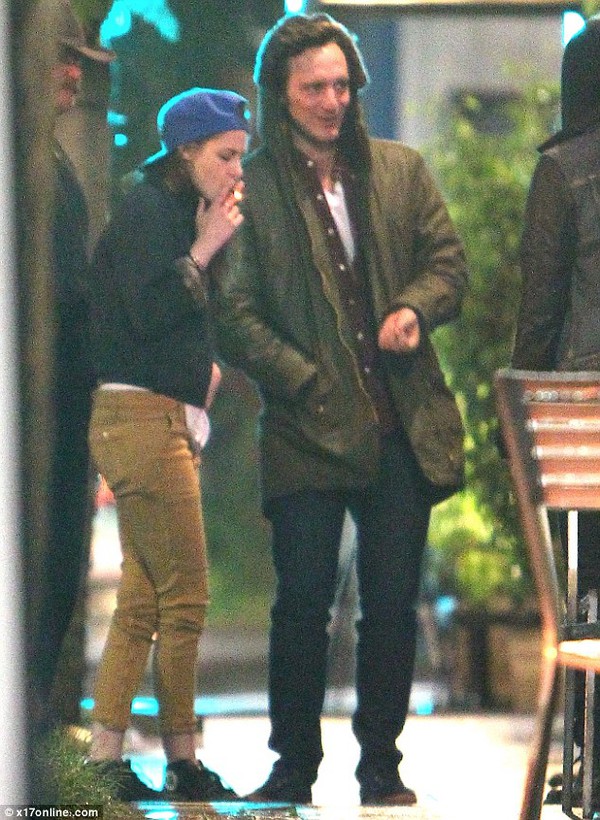 Kristen Stewart phì phèo thuốc lá bên nhóm bạn trai 3