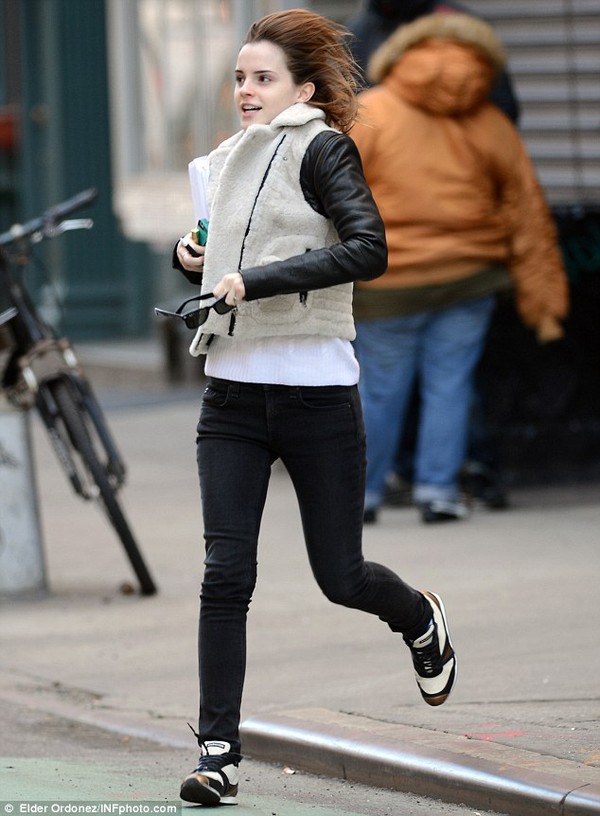 Emma Watson khoe da mặt kh&ocirc;ng t&igrave; vết 1