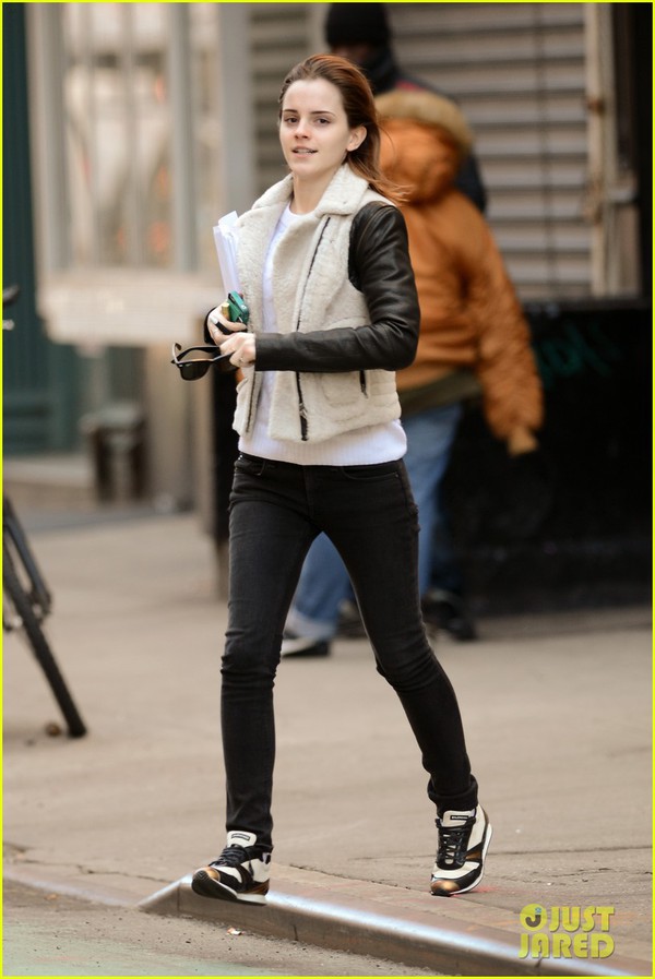 Emma Watson khoe da mặt kh&ocirc;ng t&igrave; vết 5