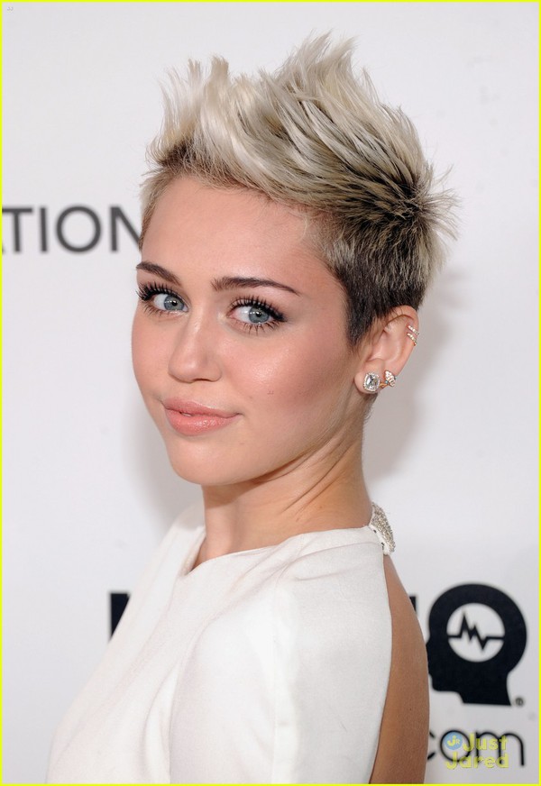 Miley Cyrus khoe lưng trần gợi cảm đi dự tiệc 3