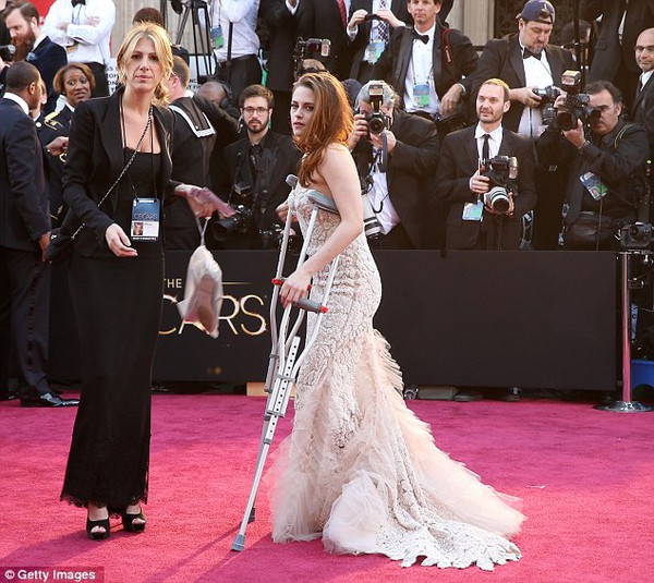 Kristen Stewart khổ sở khập khiễng vì chân đau 5