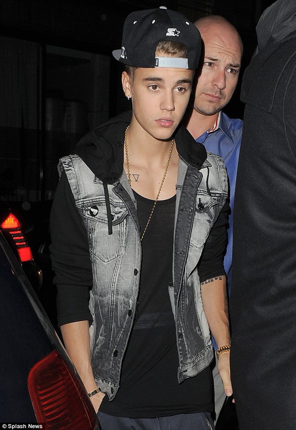 Justin Bieber tiếp tục đưa "bạn gái tin đồn" về khách sạn 1