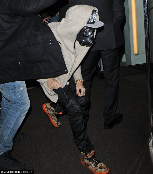 Justin Bieber chán ngán tin đồn, đeo mặt nạ ra đường 4