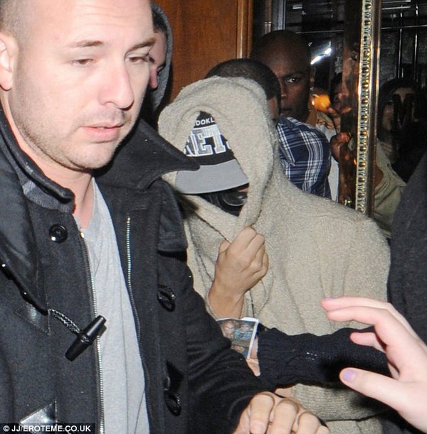 Justin Bieber chán ngán tin đồn, đeo mặt nạ ra đường 6