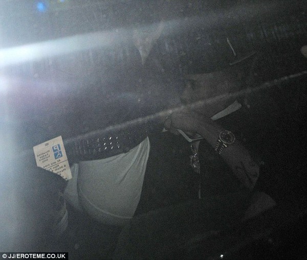 Justin Bieber chán ngán tin đồn, đeo mặt nạ ra đường 7