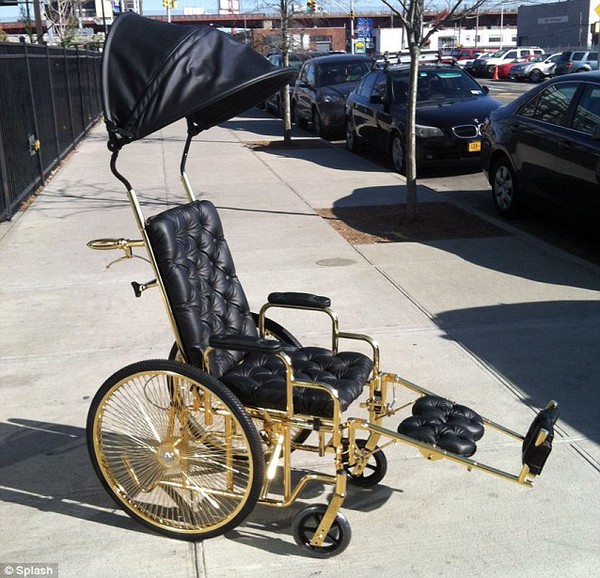 Xe lăn của Lady Gaga được dát vàng nguyên chất 2
