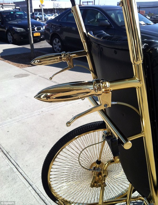 Xe lăn của Lady Gaga được dát vàng nguyên chất 3