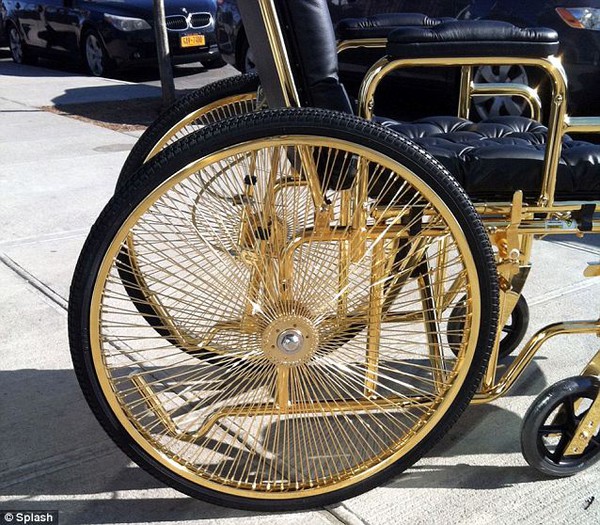 Xe lăn của Lady Gaga được dát vàng nguyên chất 4