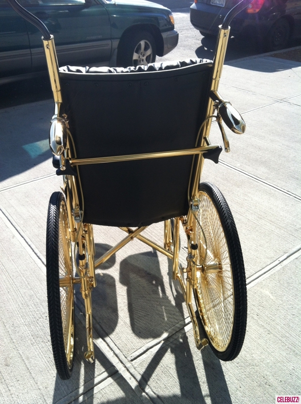 Xe lăn của Lady Gaga được dát vàng nguyên chất 5