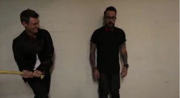 Backstreet Boys đập v&agrave;o "chỗ hiểm" của nhau bằng gậy 3