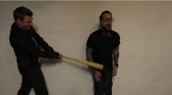 Backstreet Boys đập v&agrave;o "chỗ hiểm" của nhau bằng gậy 4