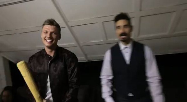 Backstreet Boys đập v&agrave;o "chỗ hiểm" của nhau bằng gậy 6