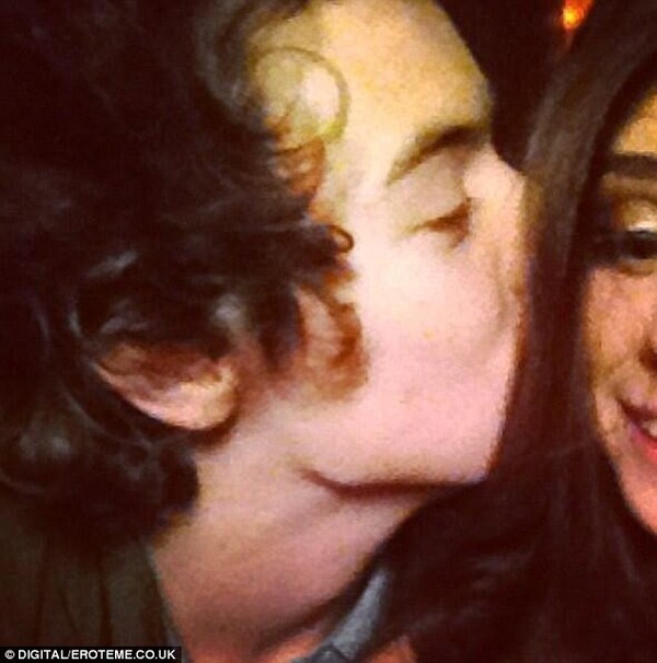 Fan nữ bị chửi lẳng lơ vì được Harry Styles hôn 3