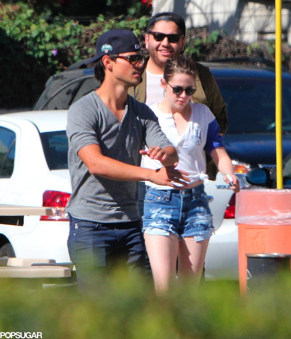 Kristen vui vẻ với Taylor Lautner lúc Robert đi vắng 6