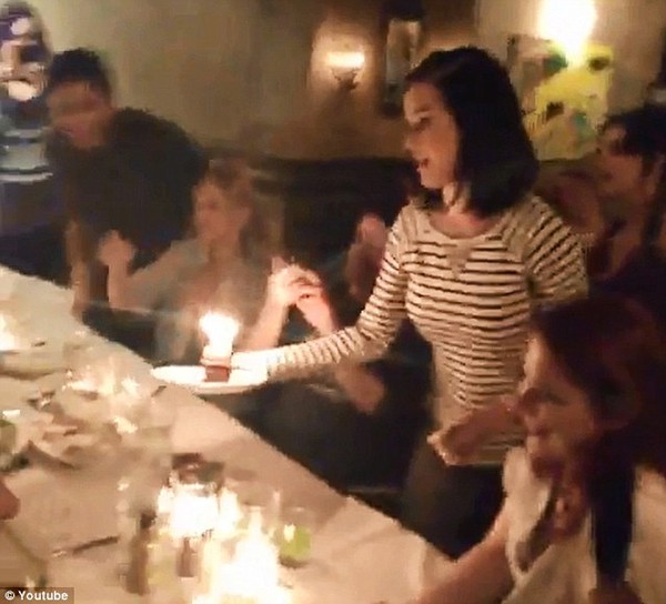 Robert và Kristen tình tứ ăn tiệc cùng Katy Perry 2