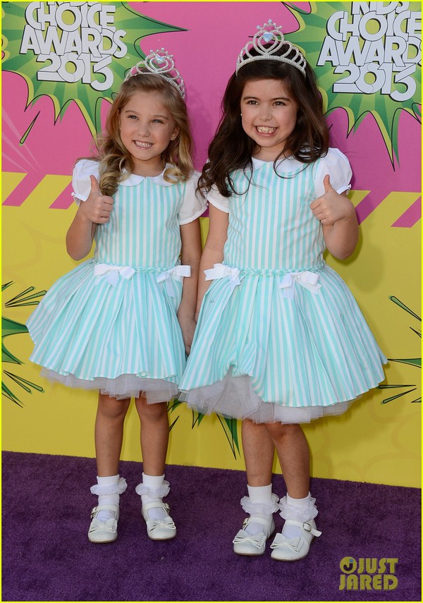 Selena và Kristen đọ dáng trên thảm đỏ "Kids' Choice Awards" 12