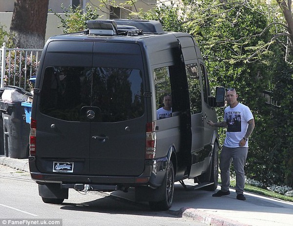 Justin Bieber tìm đến nhà Selena giữa lúc hoạn nạn 3