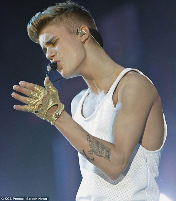 Justin Bieber thích thú vì thấy ngực thiên thần đồ lót 2