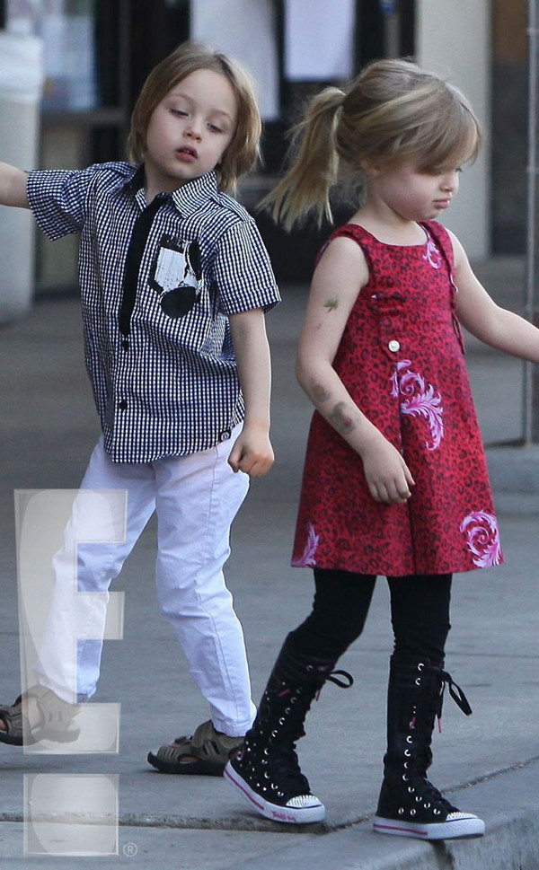 Cặp sinh đ&ocirc;i nh&agrave; Jolie-Pitt ng&agrave;y c&agrave;ng giống bố mẹ 1