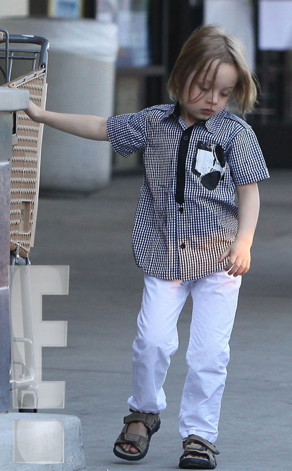 Cặp sinh đ&ocirc;i nh&agrave; Jolie-Pitt ng&agrave;y c&agrave;ng giống bố mẹ 2