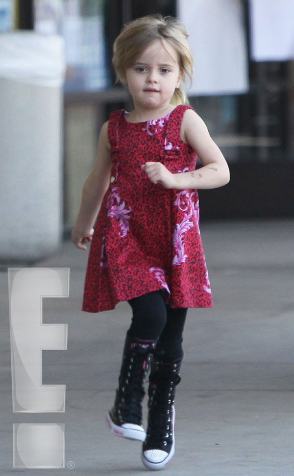 Cặp sinh đ&ocirc;i nh&agrave; Jolie-Pitt ng&agrave;y c&agrave;ng giống bố mẹ 3
