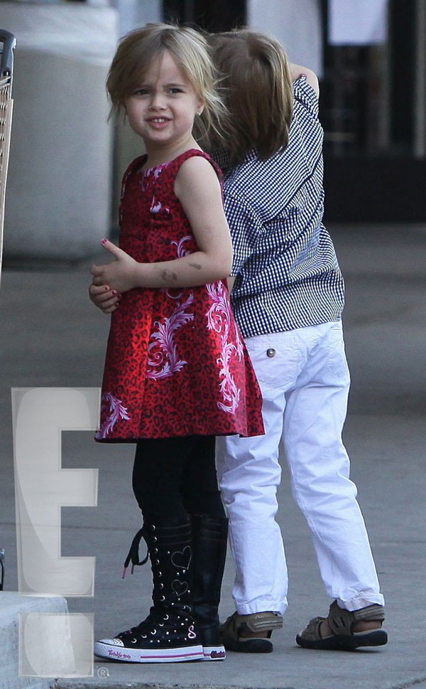 Cặp sinh đ&ocirc;i nh&agrave; Jolie-Pitt ng&agrave;y c&agrave;ng giống bố mẹ 4