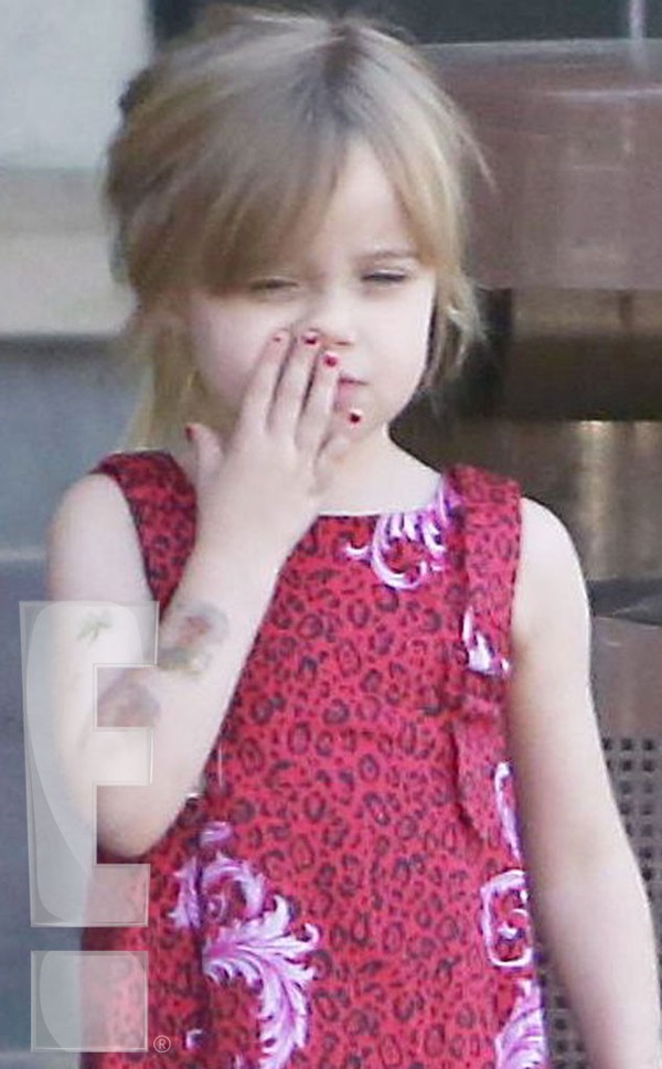 Cặp sinh đ&ocirc;i nh&agrave; Jolie-Pitt ng&agrave;y c&agrave;ng giống bố mẹ 5