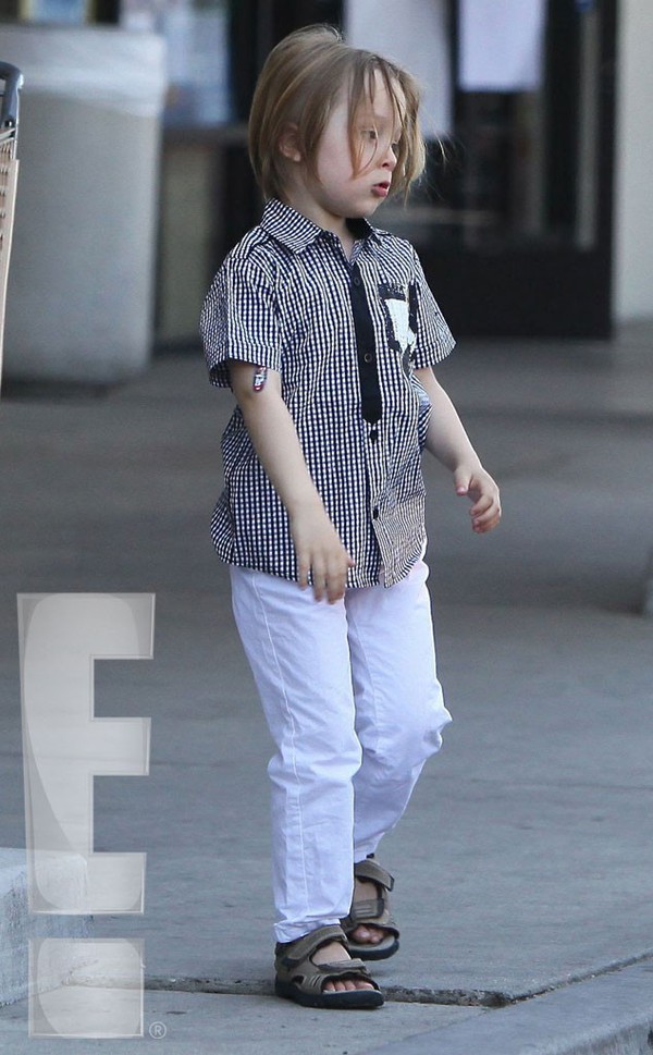 Cặp sinh đ&ocirc;i nh&agrave; Jolie-Pitt ng&agrave;y c&agrave;ng giống bố mẹ 7